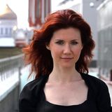 Porträtfoto einer rothaarigen Frau in schwarzer Kleidung, 2011