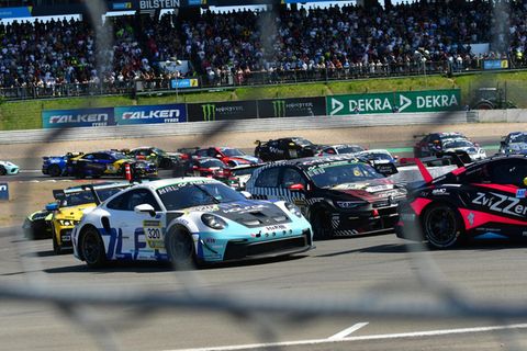 Die zweite Startgruppe ist unterweg in der Ravenol-S-Kurve