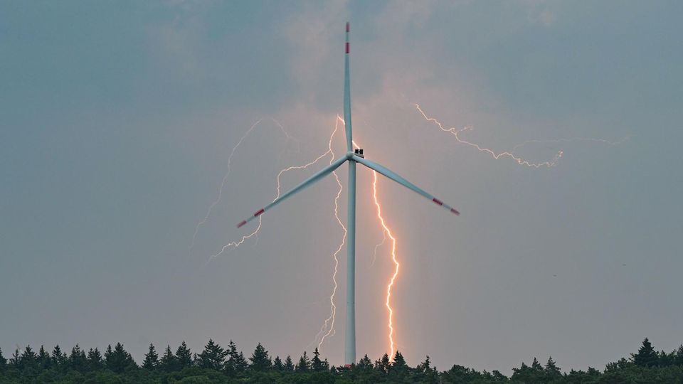 Hitze-Sonntag entlädt sich in Norddeutschland mit Blitzen und Regen