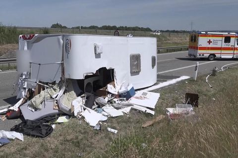 Crash mit Leitplanke – Unangeschnallter Zehnjähriger fliegt aus Wohnmobil