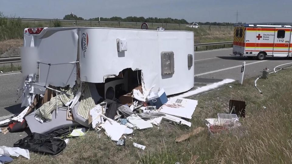 Crash mit Leitplanke – Unangeschnallter Zehnjähriger fliegt aus Wohnmobil Crash mit Leitplanke – Unangeschnallter Zehnjähriger fliegt aus Wohnmobil