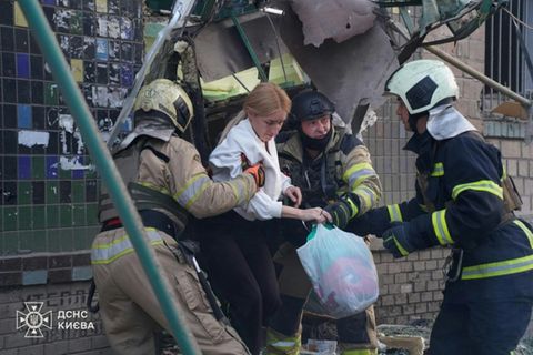 Rettungskräfte in Kiew nach russischen Luftangriffen
