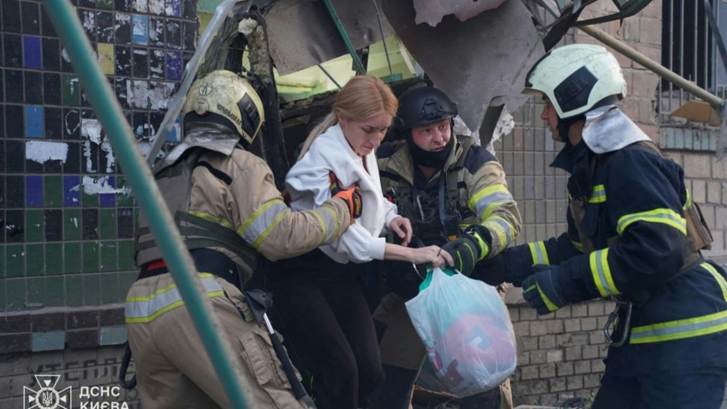 Rettungskräfte in Kiew nach russischen Luftangriffen