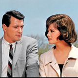 Claudia Cardinale und Rock Hudson sehen sich an in Film "New York Expreß"