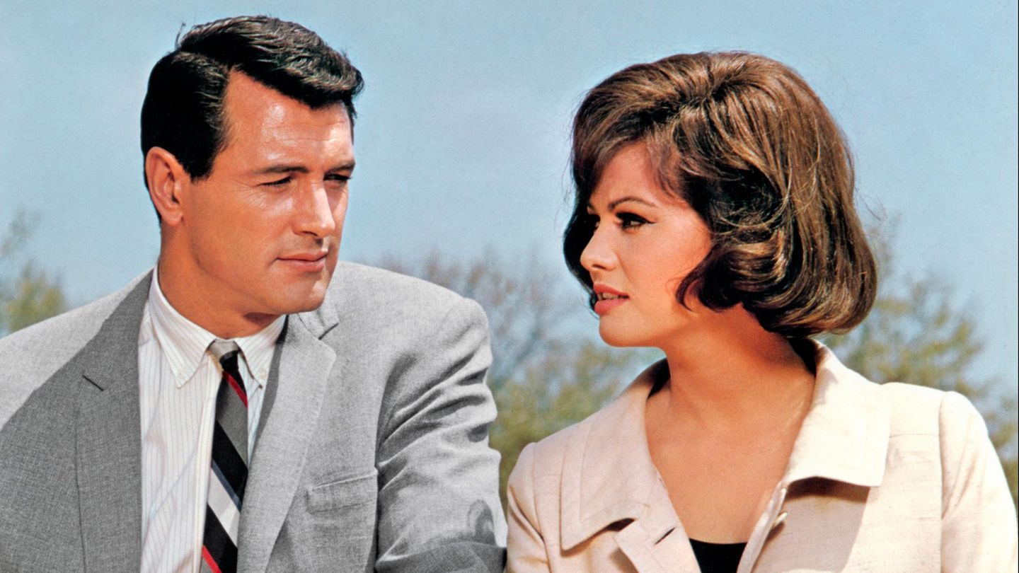 Claudia Cardinale und Rock Hudson sehen sich an in Film "New York Expreß"