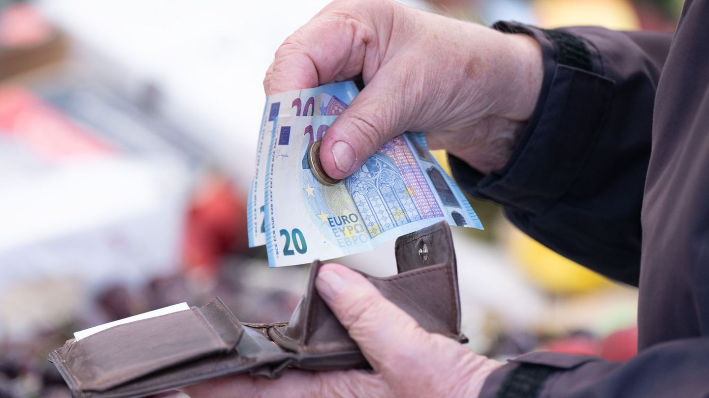 Citizens’ money: Almost every third does without food