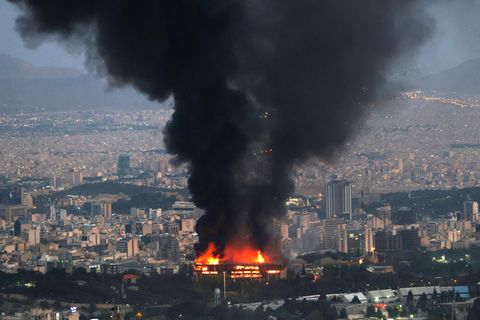 Israel bombardiert den Iran: Das Gebäude des staatlichen Rundfunks in Teheran wurde Ziel der ersten Angriffswelle