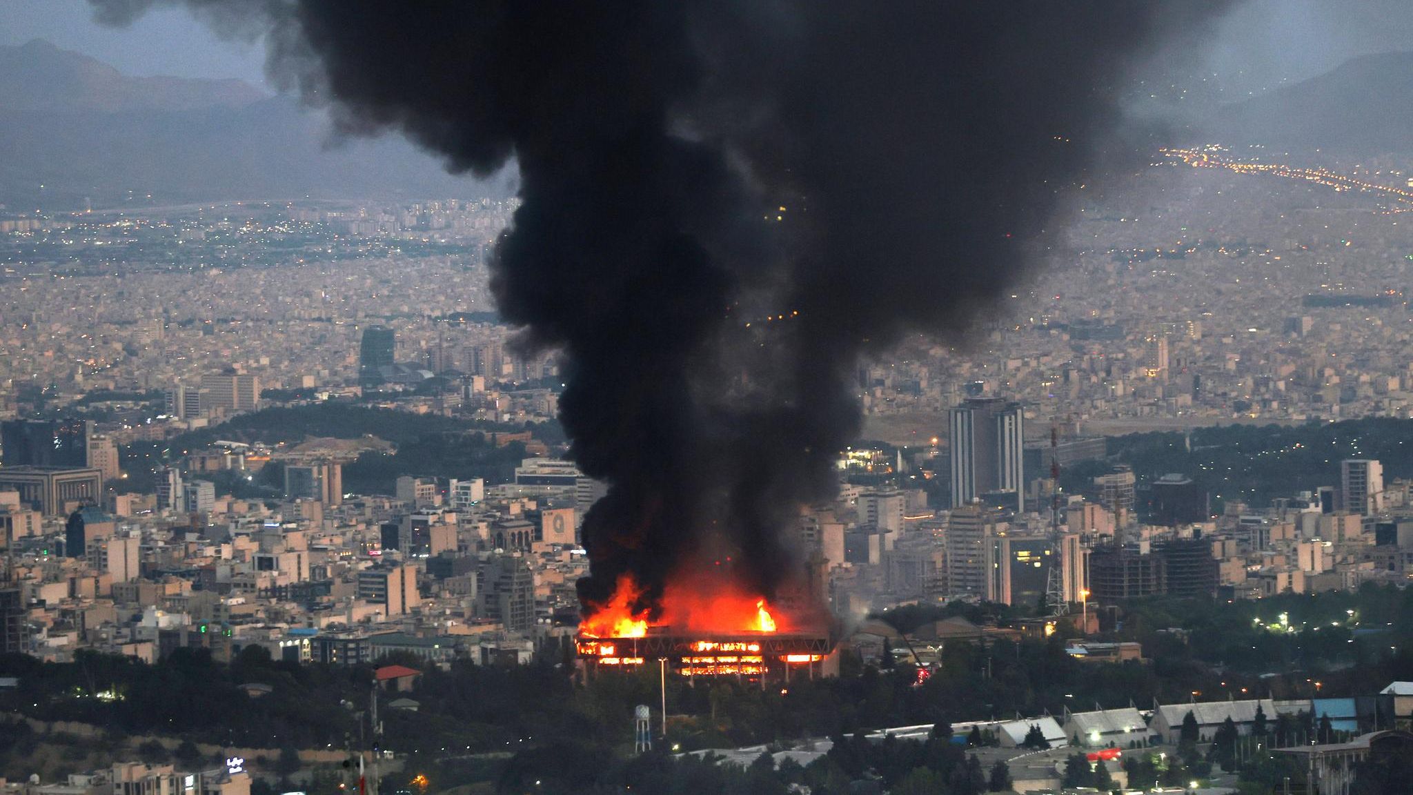 Israel bombardiert den Iran: Das Gebäude des staatlichen Rundfunks in Teheran wurde Ziel der ersten Angriffswelle