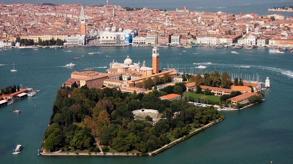 Die Insel San Giorgio Maggiore in der Lagune von Venedig, im Hintergrund das Zentrum der Stadt
