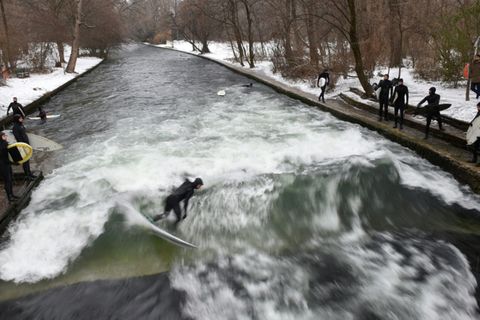 Surfer auf Eisbachwelle im Winter