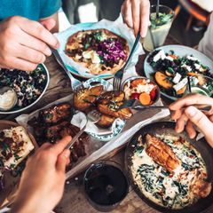Freunde teilen sich ein Essen