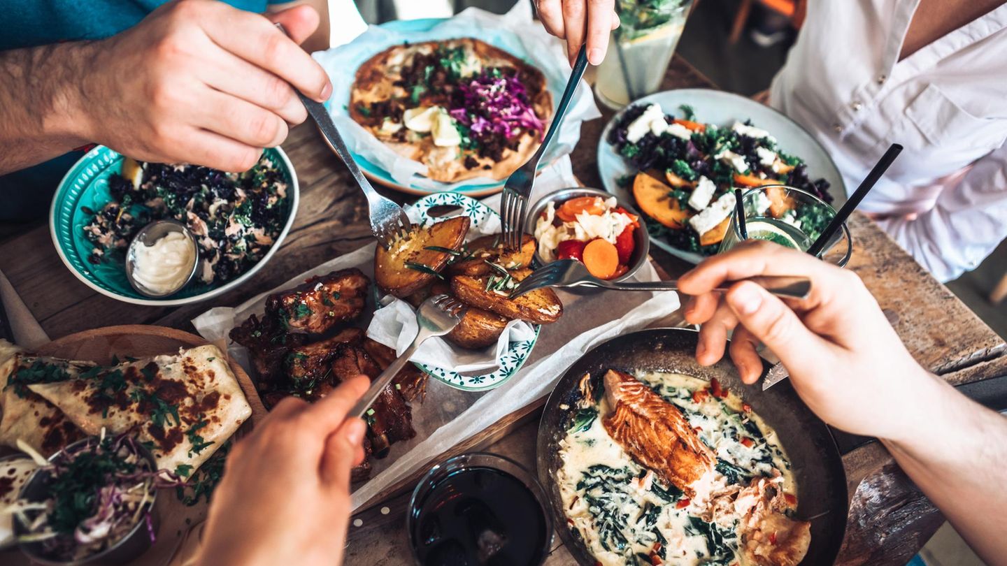Freunde teilen sich ein Essen