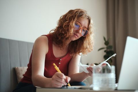 Junge Frau sortiert ihre Finanzen