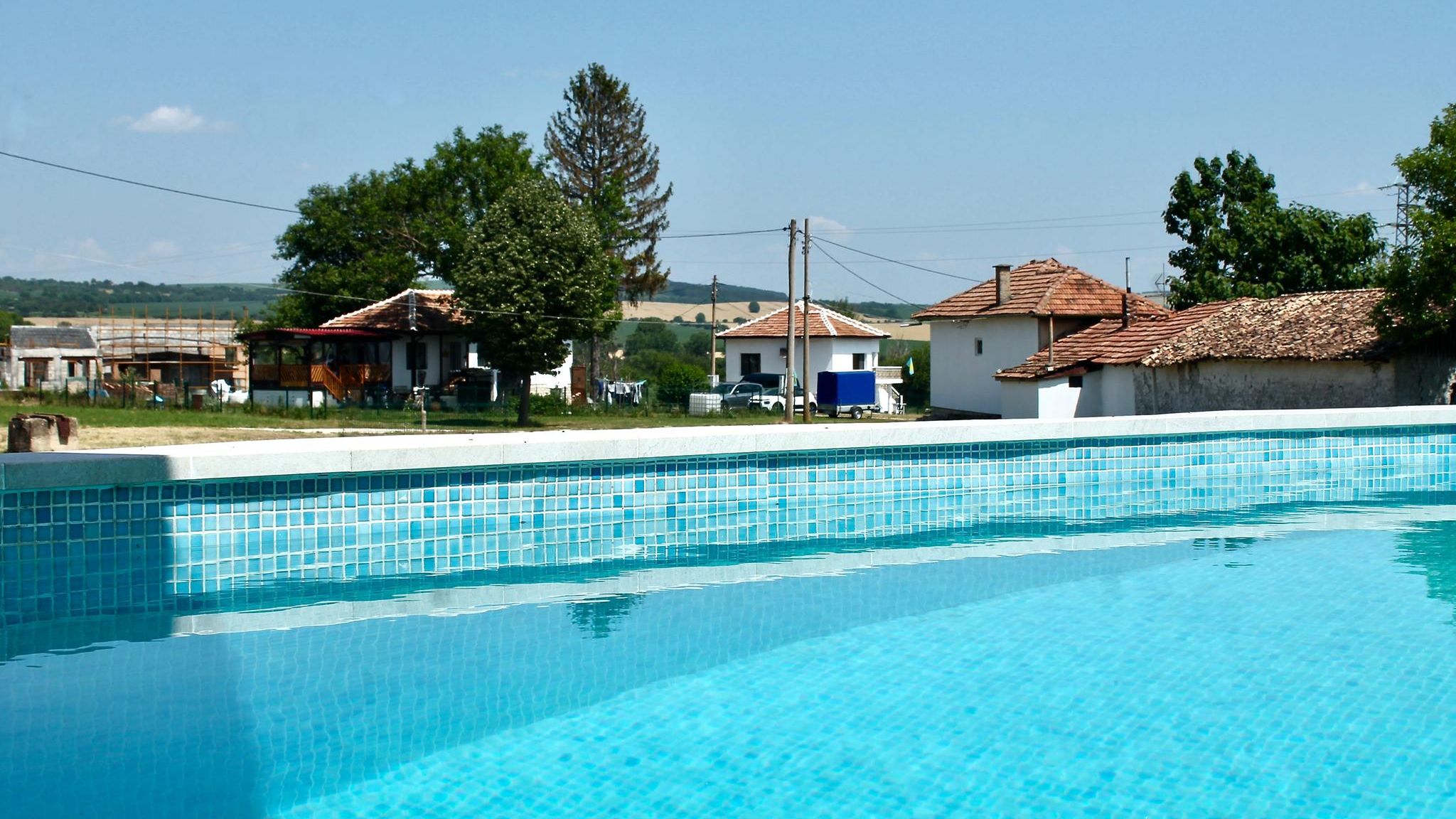 Pool mit Dorfblick in Bulgarien Pool mit Dorfblick in Bulgarien