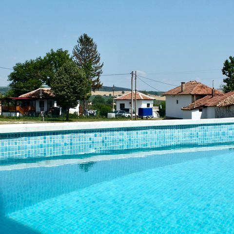 Pool mit Dorfblick in Bulgarien