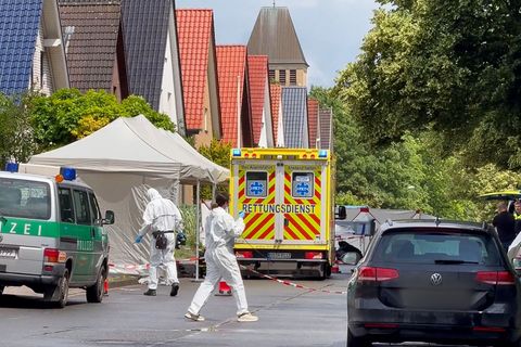 Beamte der Spurensicherung untersuchen den Tatort in Osnabrück