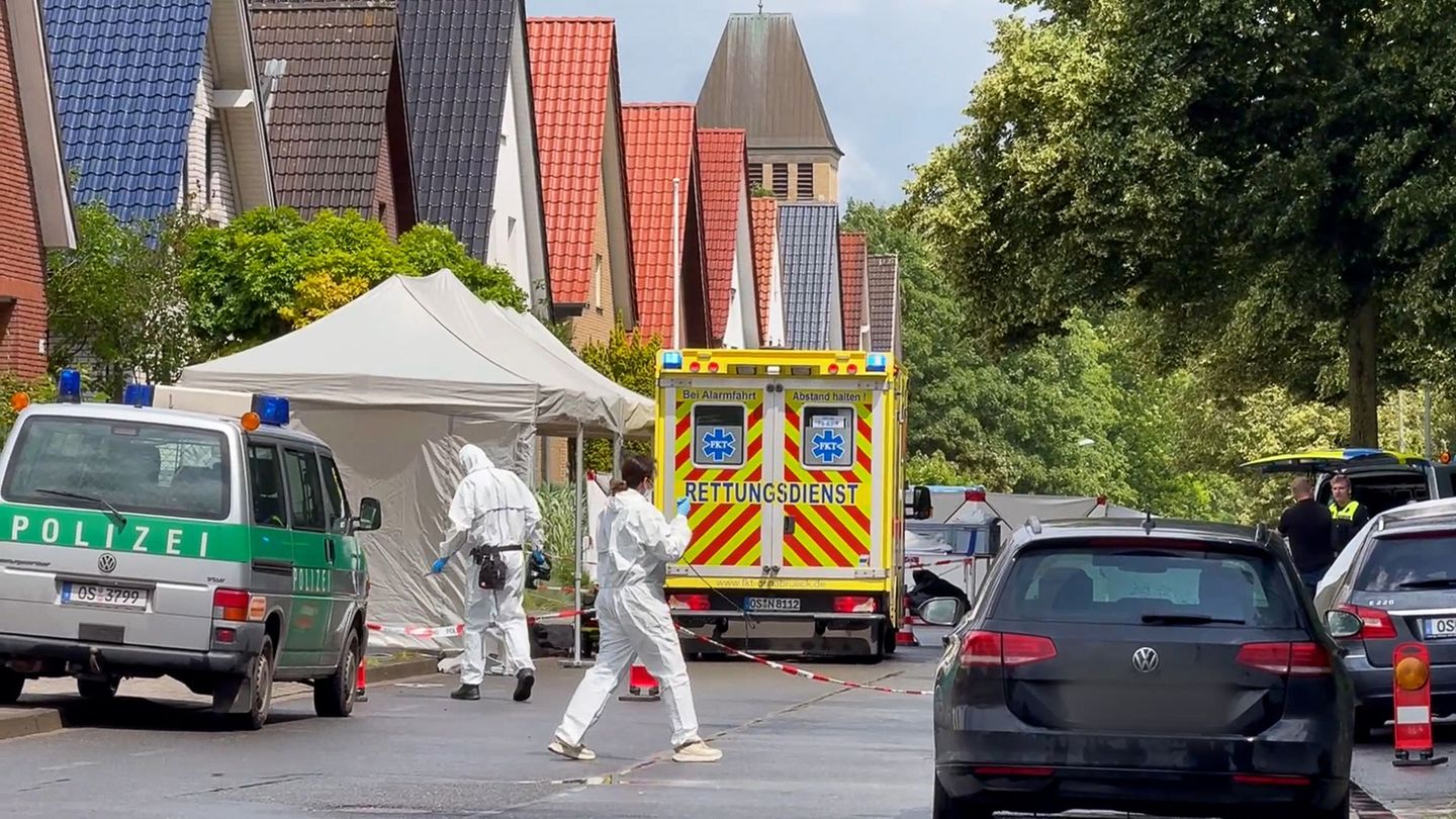 Beamte der Spurensicherung untersuchen den Tatort in Osnabrück