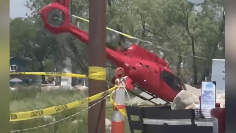 Helikopter crasht bei Landung vor filmenden Augenzeugen – Insassen unverletzt Helikopter crasht bei Landung vor filmenden Augenzeugen – Insassen unverletzt