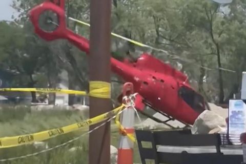 Helikopter crasht bei Landung vor filmenden Augenzeugen – Insassen unverletzt