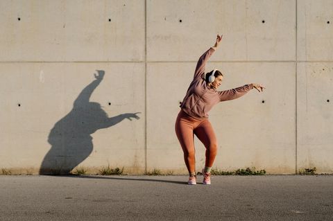 Abnehmpille: Übergewichtige Frau beim Sport