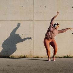 Abnehmpille: Übergewichtige Frau beim Sport
