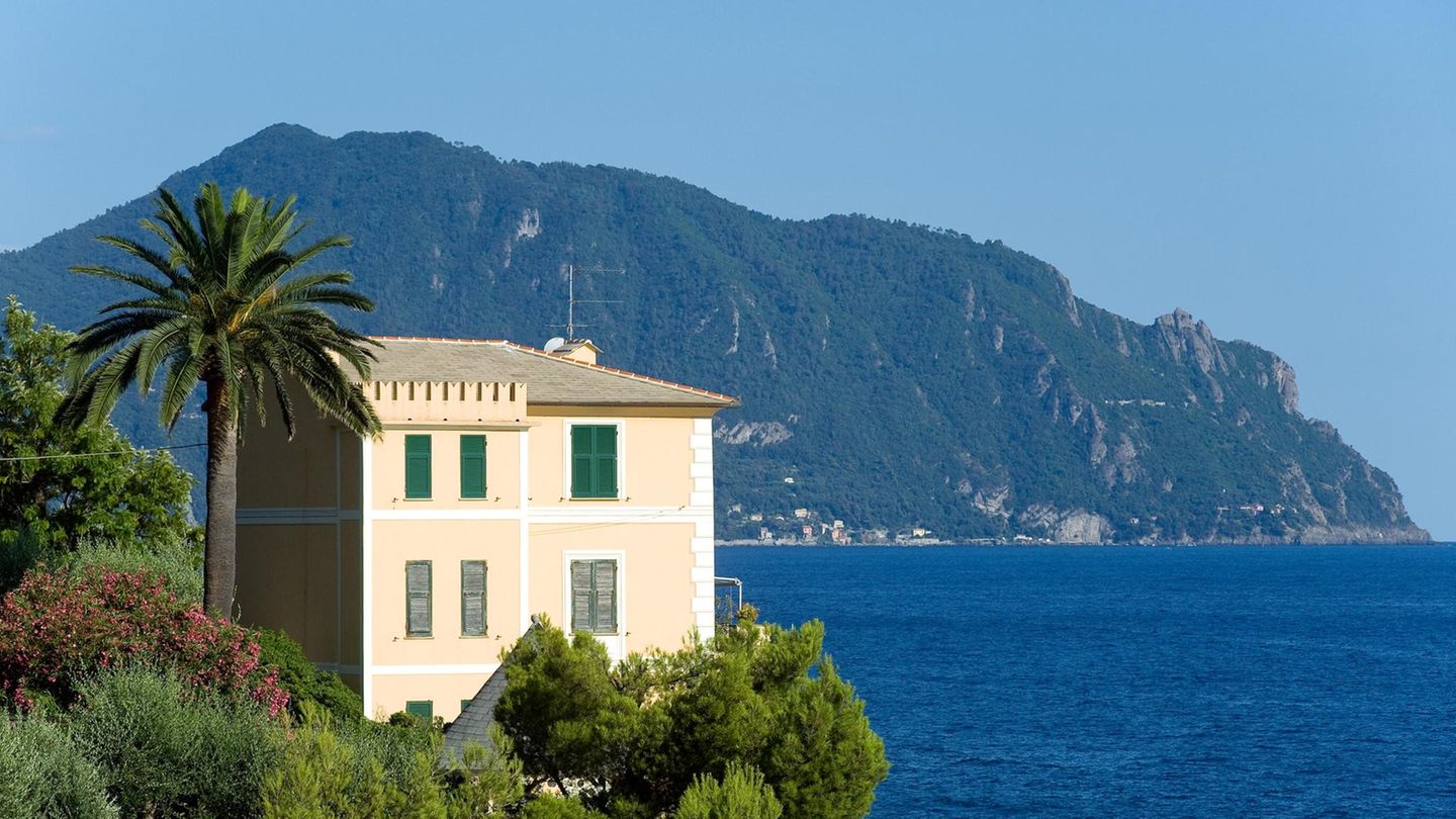 Haus am Meer mit der Halbinsel von Portofino im Hintergrund Haus am Meer mit der Halbinsel von Portofino im Hintergrund
