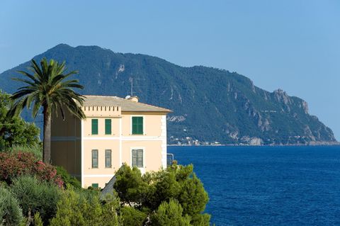 Haus am Meer mit der Halbinsel von Portofino im Hintergrund