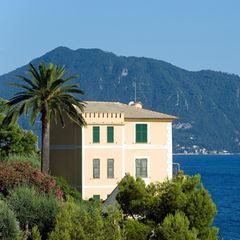 Haus am Meer mit der Halbinsel von Portofino im Hintergrund