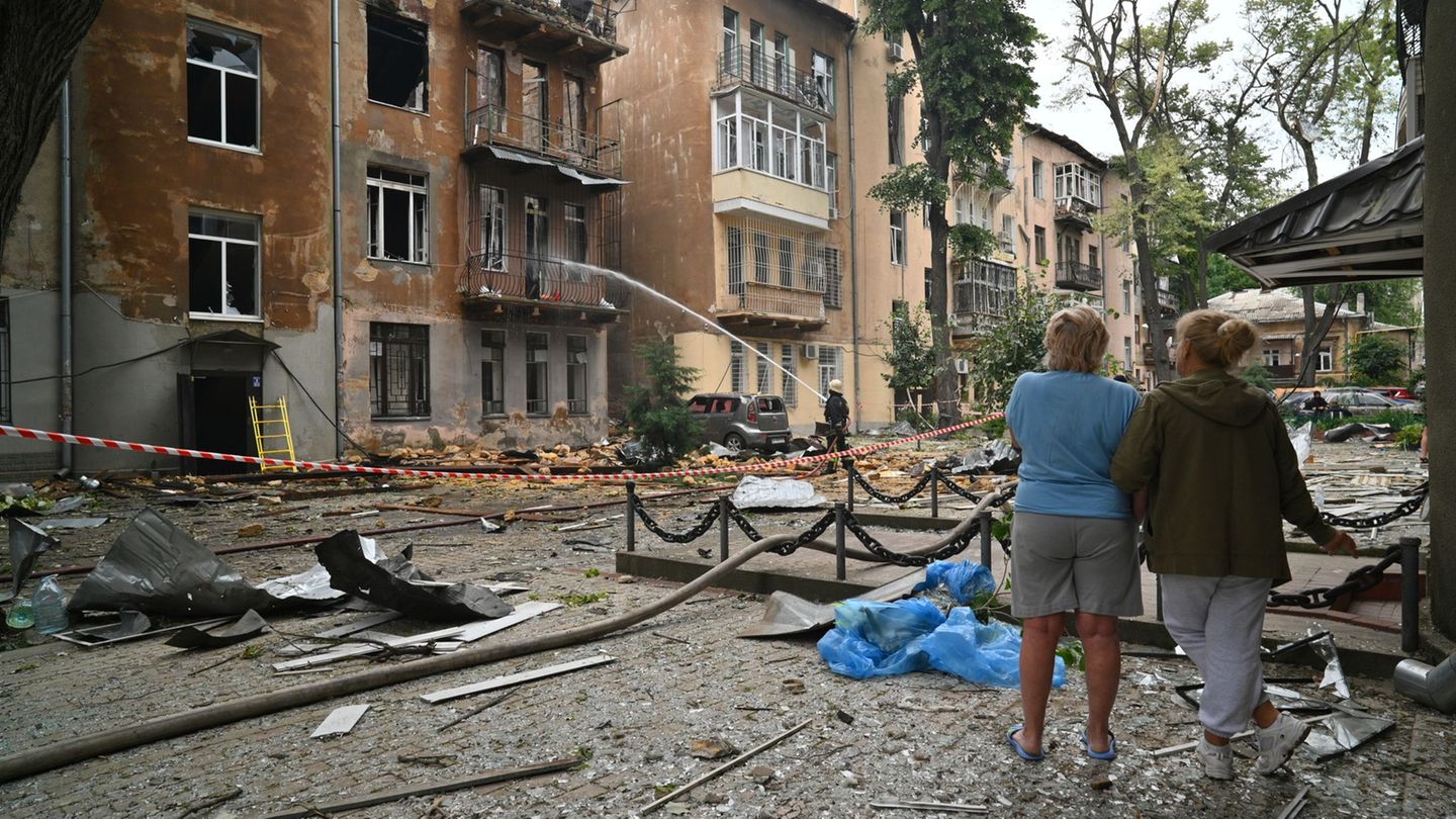War in Ukraine: dead after Russian rocket strike at school in southern Ukraine