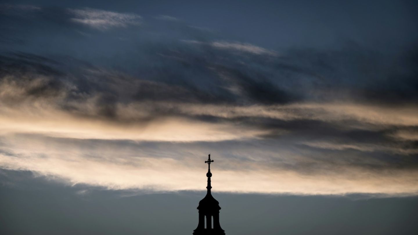 Kreuz auf Kirche