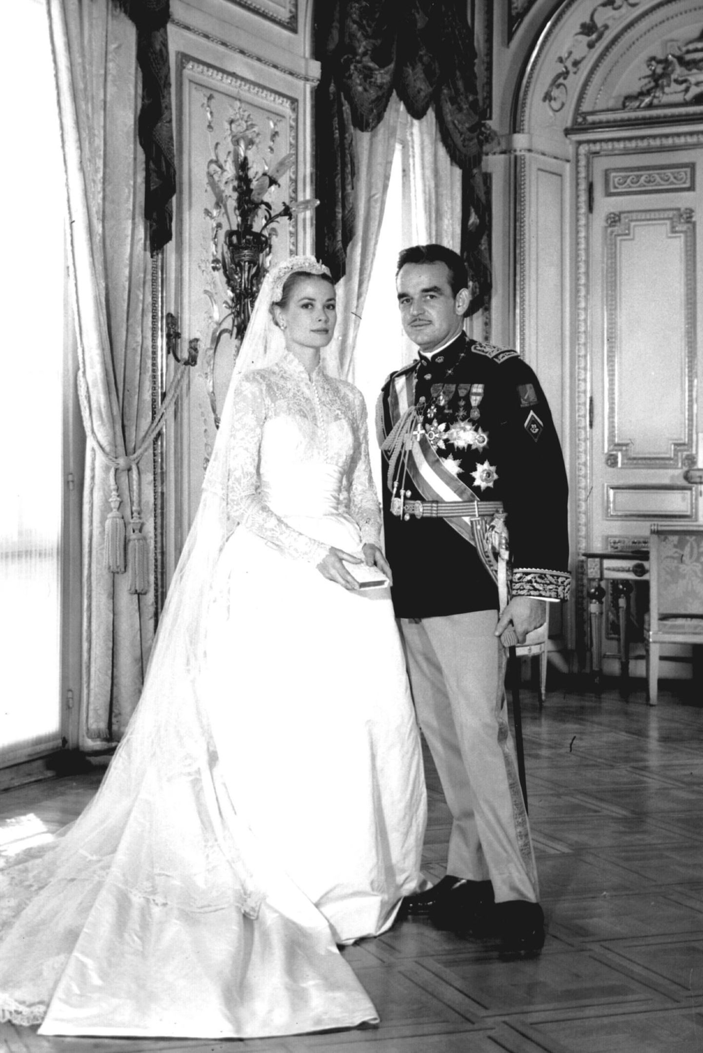 Grace Kelly bei ihrer Hochzeit mit Fürst Rainier von Monaco Grace Kelly bei ihrer Hochzeit mit Fürst Rainier von Monaco