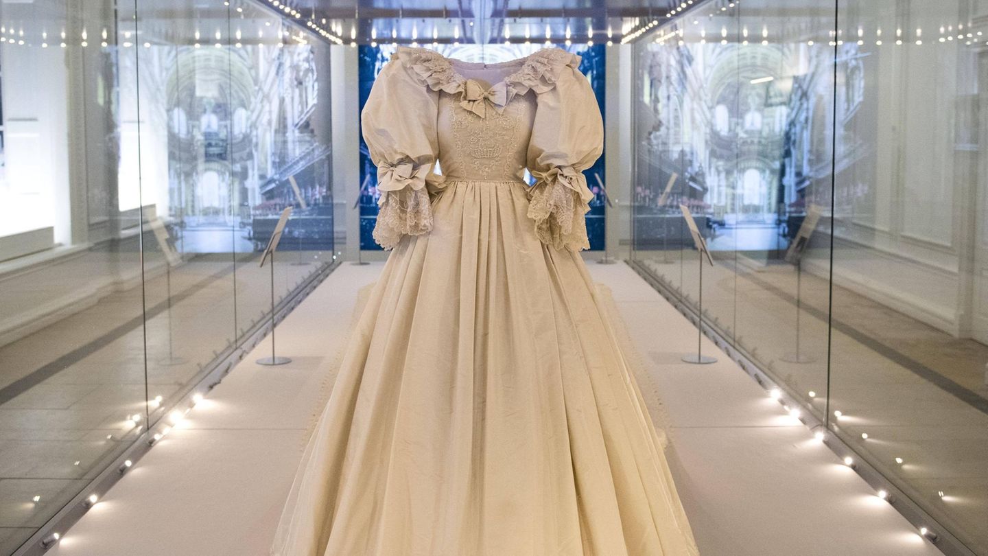 Hochzeitskleid: Brautkleid von Prinzessin Diana im Museum / Londoner Kensington Palast Hochzeitskleid: Brautkleid von Prinzessin Diana im Museum / Londoner Kensington Palast