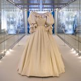 Hochzeitskleid: Brautkleid von Prinzessin Diana im Museum / Londoner Kensington Palast