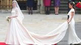Hochzeitskleid: Prinzessin Kate im weißen Brautkleid mit ihrer Schwester, die ihre Schleppe trägt