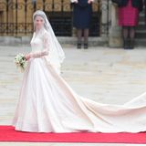 Hochzeitskleid: Prinzessin Kate im weißen Brautkleid mit ihrer Schwester, die ihre Schleppe trägt