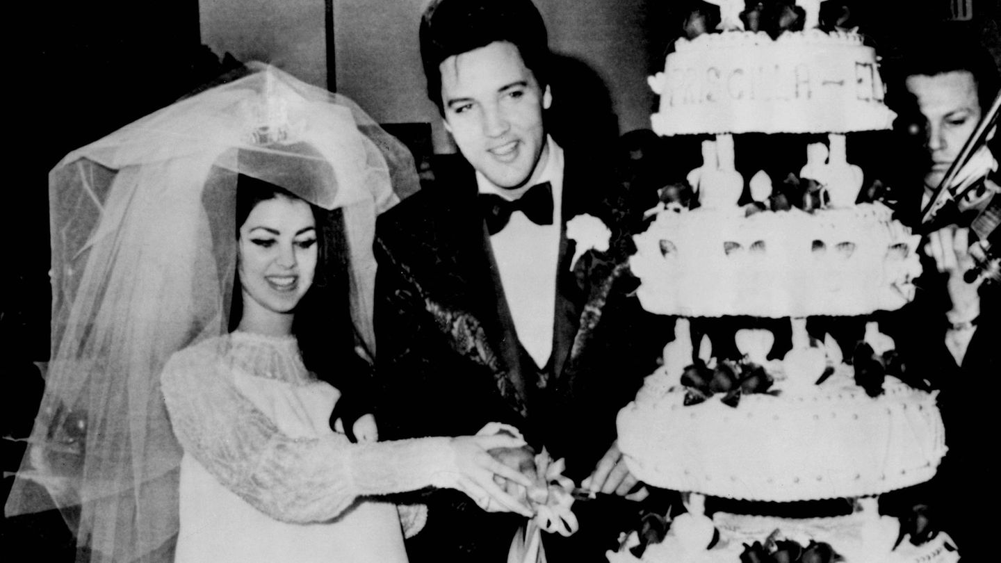 Thema Hochzeitskleid: Priscilla und Elvis Presley schneiden ihre Hochzeitstorte an Thema Hochzeitskleid: Priscilla und Elvis Presley schneiden ihre Hochzeitstorte an