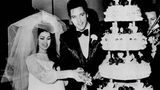 Thema Hochzeitskleid: Priscilla und Elvis Presley schneiden ihre Hochzeitstorte an