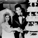 Thema Hochzeitskleid: Priscilla und Elvis Presley schneiden ihre Hochzeitstorte an