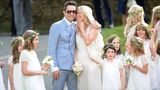 Hochzeitskleid: Kate Moss (Mitte) mit Jamie Hince und Blumenkindern