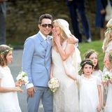 Hochzeitskleid: Kate Moss (Mitte) mit Jamie Hince und Blumenkindern