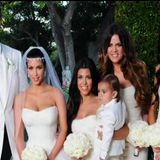 Thema Hochzeitskleid: Kim Kardashian mit Ehemann und ihrer Familie