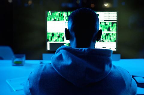 Ein Hacker sitzt vor dem PC. Hat er es auf Donald Trump abgesehen?