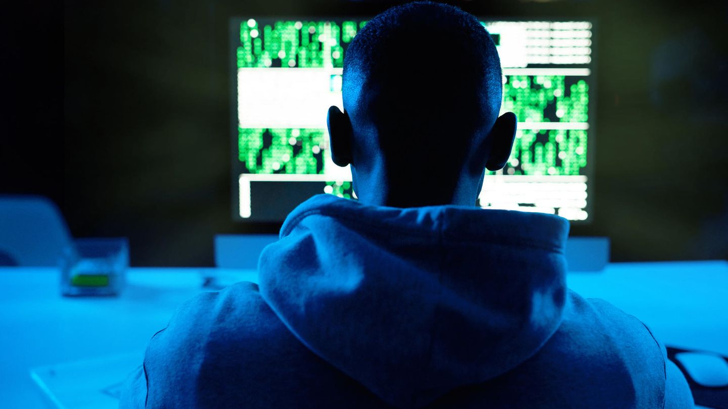 Ein Hacker sitzt vor dem PC. Hat er es auf Donald Trump abgesehen?