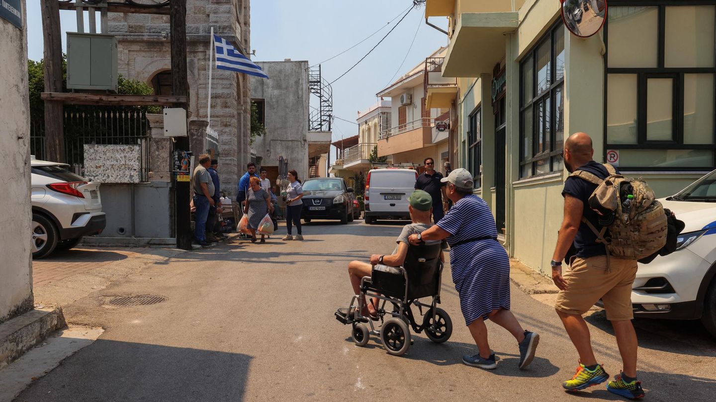 23. Juni: Mit Sack und Pack Chios, Griechenland. Einheimische bereiten sich auf die Evakuierung des Dorfes Agios Georgios Sikousis vor, da auf der gesamten griechischen Insel Chios ein Waldbrand wütet. Für die Ägäis-Insel wurde der Zivilschutz-Notstand ausgerufen