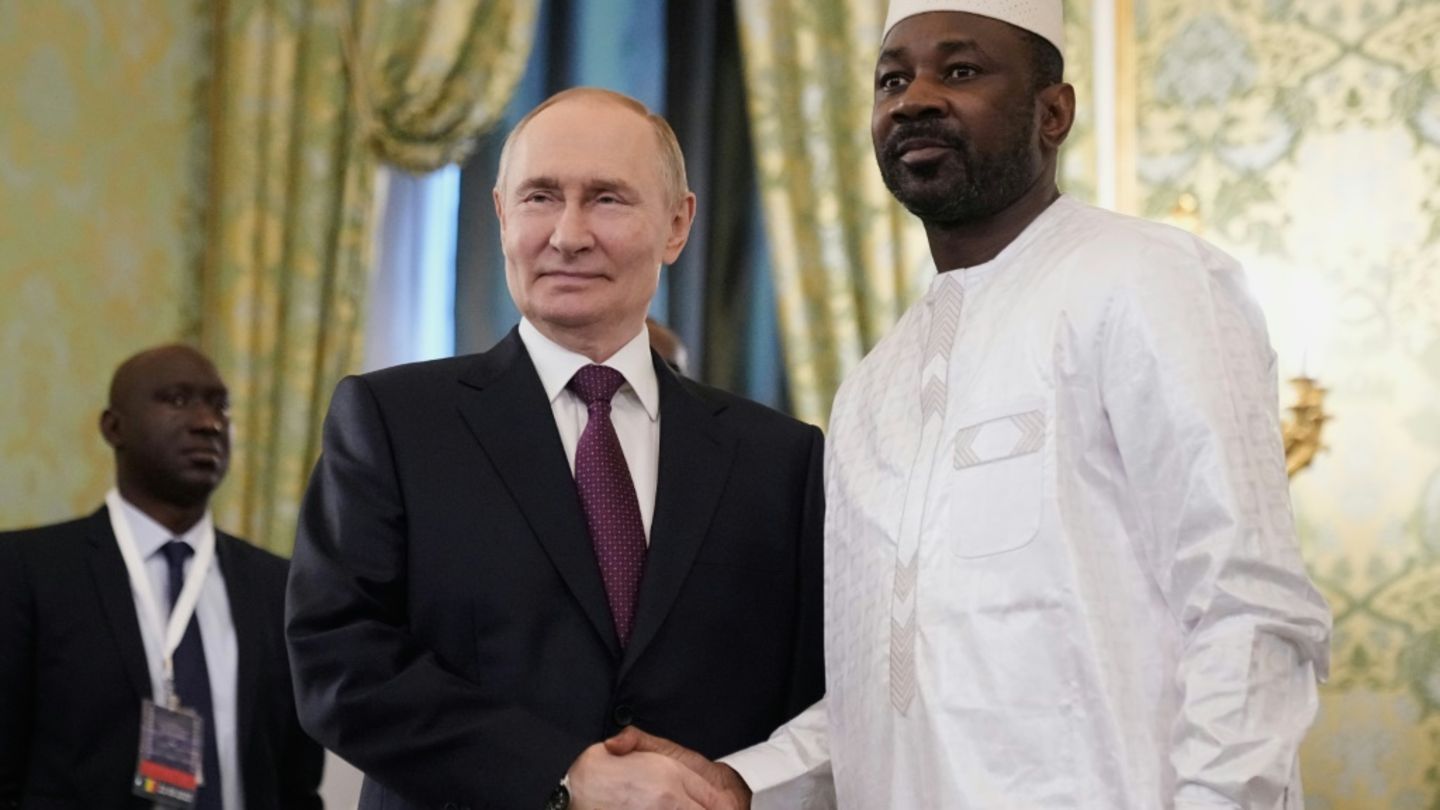 Wladimir Putin und General Assimi Goita in Moskau