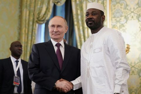 Wladimir Putin und General Assimi Goita in Moskau