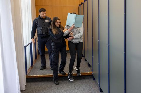 Mord aus Männerhass? Die Angeklagte betritt den Gerichtssaal