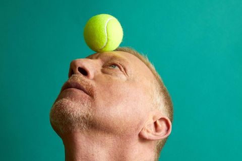 Boris Becker balanciert einen Tennisball auf der Stirn