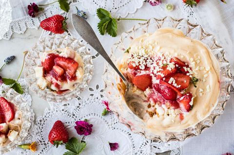 Das Vanille Dessert "Erdbeer-Trifle" auf einem hübsch dekorierten Tisch