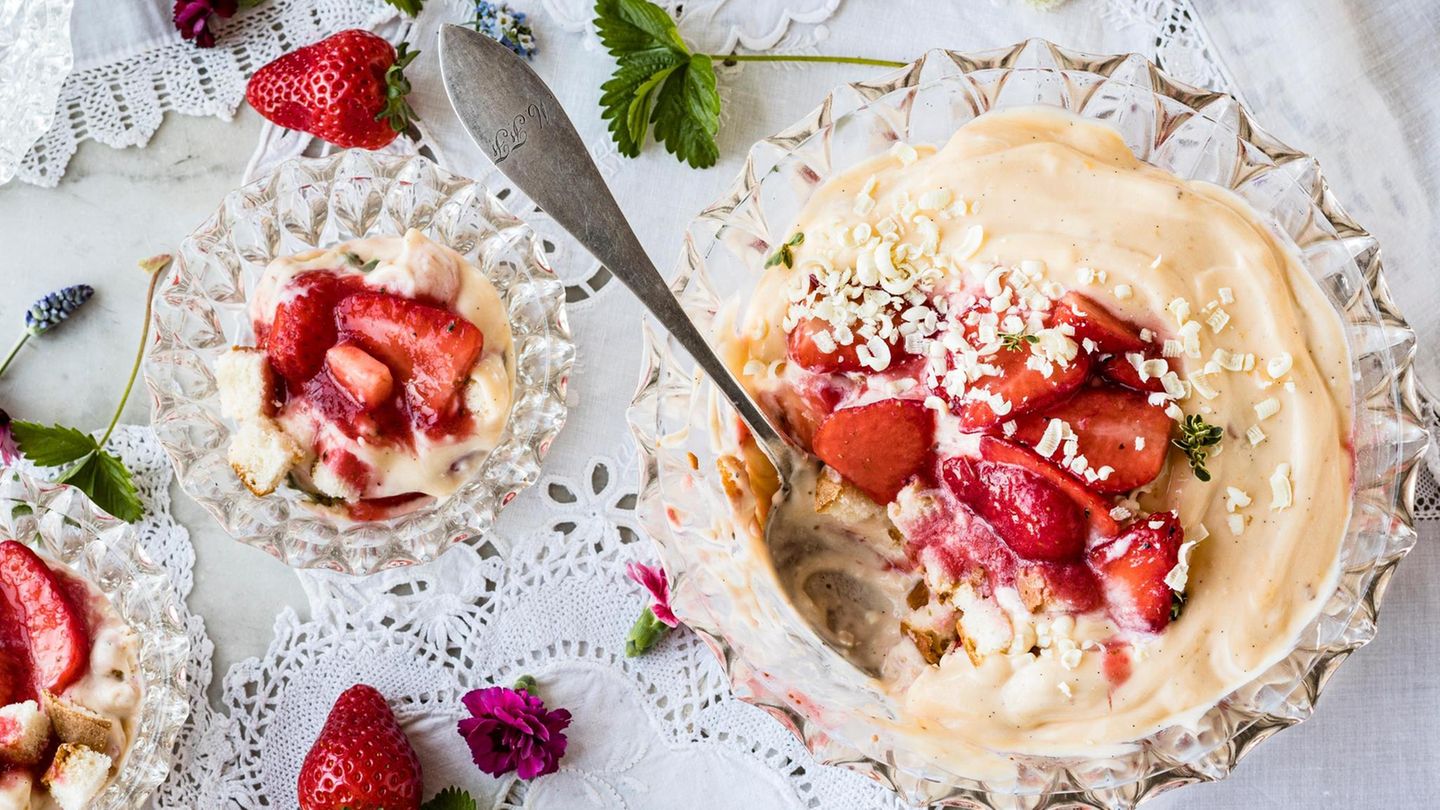 Das Vanille Dessert "Erdbeer-Trifle" auf einem hübsch dekorierten Tisch
